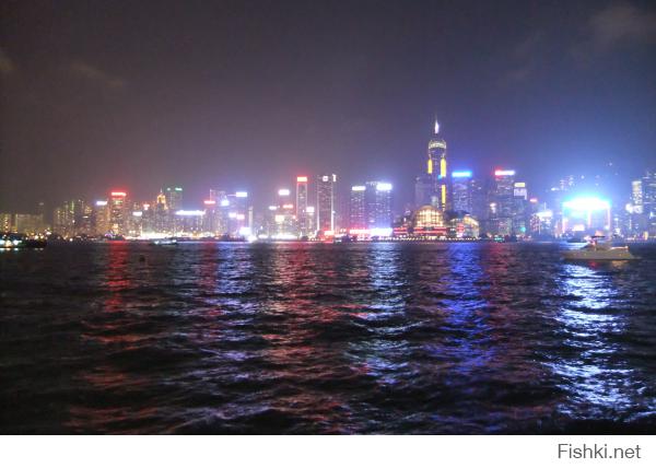 Ночной Гонконг. И каждый вечер в 20.00 световое шоу под музыку. Смотреть лучше всего с кораблика. Если кто не богат, то можно подгадать время и сесть на паром, сущие копейки стоит, и посмотреть это шоу с воды. Единственное ограничение, в туман который по вечерам часто бывает ничего не увидите.