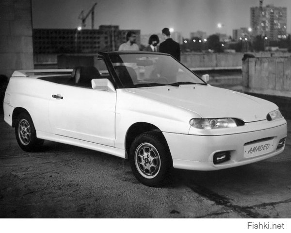 ВАЗ 2108 "Амадео" '1993
В 1993 году, под влиянием огромного разнообразия кабриолетов на базе ВАЗ 2108, предлагаемых экспортерами ВАЗ, компания "ЛЛД-авто" разработала кабриолет Lada Amadeo. В начале 1990-х годов как раз стали появляться потребители, способные выложить за автомобиль немалую сумму, чем и объяснялось обилие реэкспортных Natacha, Carlota и Konela на российских дорогах. Упускать шанс заполнить вакуум на рынке "ЛЛД-авто" не могла. Перечень доработок Lada Amadeo поистине внушительный. Кроме удаления крыши с последующим усилением в виде несущей рамы, вваренной в кузов, была изменена с помощью пластиковых накладок линия кузова, расширены арки колес. Автомобиль получил электростеклоподъемники, зеркала и антенну с электроприводом, 14-дюймовые легкосплавные диски, совершенно новую приборную панель и спортивный руль меньшего диаметра. "ЛЛД-авто" предлагала два варианта автомобиля - двухместный кабриолет с жестким верхом и четырехместный - с мягким.