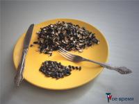 Расположите посуду с семечками в микроволновке. Включите на полную мощность в течение полутора минут. Затем откройте дверцу и перемешайте. Если они заметно подсохли, можно накрыть емкость и хорошенько встряхнуть ее.Поставьте семки обратно в СВЧ-печь и включите ее на одну минуту в режиме средней мощности. Затем в точности повторите действие, предварительно перемешав плоды подсолнуха.