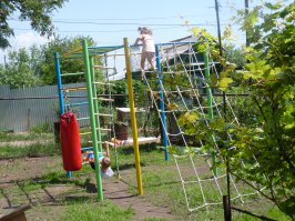 я как папа сыканул бы мелкую на сетку отправлять...всё-таки высоко,силы ребенка могут покинуть,  падать 3-4 роста ребечячьих...