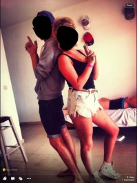 Тут дело явно не в пальцах, а в чуваке,теребонькающим на заднем плане