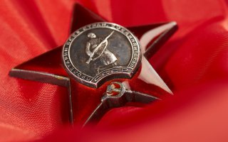 ну как то не вяжутся все эти выкрутасы вокруг КРАСНОЙ звезды