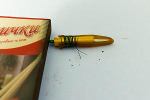 мы немного по-другому делали:обрезок карандаша, немного короче длины спички ,из которого вынимается стержень,с одной стороны приматывается петля из плотной резинки,с другой вставляешь спичку,сильно прижимаешь к терке коробка,чиркнул и спичка улетела