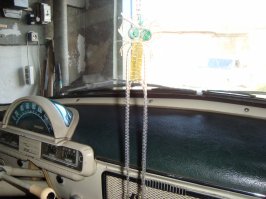 рыбки и черти из капельницы на лобовом стекле