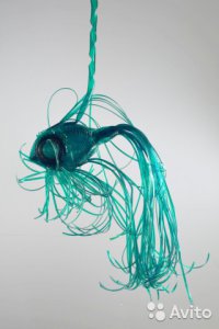 рыбки и черти из капельницы на лобовом стекле