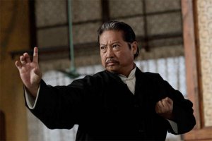 Саммо Хунг -за спортивные титулы не скажу,но как боец при своем росте и весе по-моему может дать фору многим.