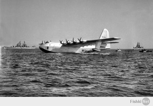 Самый большой в мире деревянный самолёт в мире. Hughes H-4 Hercules (Spruce Goose - Еловый Гусь). Построен за 13 млн. долларов и взлетел всего лишь раз, для испытаний. 
Википедия: "Хьюз H-4 Геркуле́с (англ. Hughes H-4 Hercules) — транспортная деревянная летающая лодка, разработанная американской фирмой Hughes Aircraft под руководством Говарда Хьюза. Этот 136-тонный самолёт, первоначально обозначенный как НК-1 и получивший неофициальное прозвище Spruce Goose («Щёголь, Пижон», дословно «Еловый гусь»), был самой большой когда-либо построенной летающей лодкой, а размах его крыла и поныне остаётся рекордным — 98 метров. Он был предназначен для транспортировки 750 солдат при полном снаряжении.

В начале Второй мировой войны правительство США выделило Хьюзу 13 миллионов долларов на изготовление прототипа летающего судна, но к окончанию военных действий летательный аппарат готов не был, что объяснялось нехваткой алюминия, а также упрямством Хьюза, стремившегося создать безупречную машину. Самолёт Hercules, пилотируемый самим Говардом Хьюзом, совершил свой первый и единственный полёт только 2 ноября 1947 года, когда поднялся в воздух на высоту 21 метр и покрыл приблизительно два километра по прямой над гаванью Лос-Анджелеса. После длительного хранения самолёт был отправлен в музей Лонг-Бич, Калифорния. В настоящее время является экспонатом музея Evergreen International Aviation в Макминнвилле (Орегон), куда был перевезён в 1993 году."