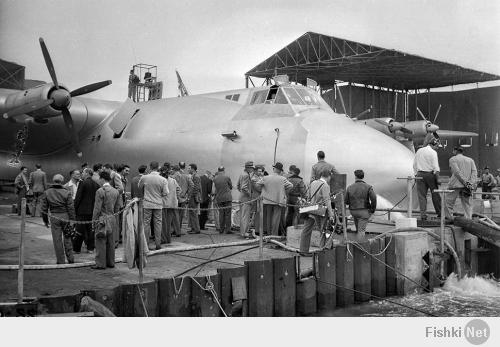 Самый большой в мире деревянный самолёт в мире. Hughes H-4 Hercules (Spruce Goose - Еловый Гусь). Построен за 13 млн. долларов и взлетел всего лишь раз, для испытаний. 
Википедия: "Хьюз H-4 Геркуле́с (англ. Hughes H-4 Hercules) — транспортная деревянная летающая лодка, разработанная американской фирмой Hughes Aircraft под руководством Говарда Хьюза. Этот 136-тонный самолёт, первоначально обозначенный как НК-1 и получивший неофициальное прозвище Spruce Goose («Щёголь, Пижон», дословно «Еловый гусь»), был самой большой когда-либо построенной летающей лодкой, а размах его крыла и поныне остаётся рекордным — 98 метров. Он был предназначен для транспортировки 750 солдат при полном снаряжении.

В начале Второй мировой войны правительство США выделило Хьюзу 13 миллионов долларов на изготовление прототипа летающего судна, но к окончанию военных действий летательный аппарат готов не был, что объяснялось нехваткой алюминия, а также упрямством Хьюза, стремившегося создать безупречную машину. Самолёт Hercules, пилотируемый самим Говардом Хьюзом, совершил свой первый и единственный полёт только 2 ноября 1947 года, когда поднялся в воздух на высоту 21 метр и покрыл приблизительно два километра по прямой над гаванью Лос-Анджелеса. После длительного хранения самолёт был отправлен в музей Лонг-Бич, Калифорния. В настоящее время является экспонатом музея Evergreen International Aviation в Макминнвилле (Орегон), куда был перевезён в 1993 году."