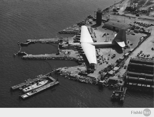 Самый большой в мире деревянный самолёт в мире. Hughes H-4 Hercules (Spruce Goose - Еловый Гусь). Построен за 13 млн. долларов и взлетел всего лишь раз, для испытаний. 
Википедия: "Хьюз H-4 Геркуле́с (англ. Hughes H-4 Hercules) — транспортная деревянная летающая лодка, разработанная американской фирмой Hughes Aircraft под руководством Говарда Хьюза. Этот 136-тонный самолёт, первоначально обозначенный как НК-1 и получивший неофициальное прозвище Spruce Goose («Щёголь, Пижон», дословно «Еловый гусь»), был самой большой когда-либо построенной летающей лодкой, а размах его крыла и поныне остаётся рекордным — 98 метров. Он был предназначен для транспортировки 750 солдат при полном снаряжении.

В начале Второй мировой войны правительство США выделило Хьюзу 13 миллионов долларов на изготовление прототипа летающего судна, но к окончанию военных действий летательный аппарат готов не был, что объяснялось нехваткой алюминия, а также упрямством Хьюза, стремившегося создать безупречную машину. Самолёт Hercules, пилотируемый самим Говардом Хьюзом, совершил свой первый и единственный полёт только 2 ноября 1947 года, когда поднялся в воздух на высоту 21 метр и покрыл приблизительно два километра по прямой над гаванью Лос-Анджелеса. После длительного хранения самолёт был отправлен в музей Лонг-Бич, Калифорния. В настоящее время является экспонатом музея Evergreen International Aviation в Макминнвилле (Орегон), куда был перевезён в 1993 году."