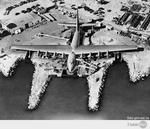 Самый большой в мире деревянный самолёт в мире. Hughes H-4 Hercules (Spruce Goose - Еловый Гусь). Построен за 13 млн. долларов и взлетел всего лишь раз, для испытаний. 
Википедия: "Хьюз H-4 Геркуле́с (англ. Hughes H-4 Hercules) — транспортная деревянная летающая лодка, разработанная американской фирмой Hughes Aircraft под руководством Говарда Хьюза. Этот 136-тонный самолёт, первоначально обозначенный как НК-1 и получивший неофициальное прозвище Spruce Goose («Щёголь, Пижон», дословно «Еловый гусь»), был самой большой когда-либо построенной летающей лодкой, а размах его крыла и поныне остаётся рекордным — 98 метров. Он был предназначен для транспортировки 750 солдат при полном снаряжении.

В начале Второй мировой войны правительство США выделило Хьюзу 13 миллионов долларов на изготовление прототипа летающего судна, но к окончанию военных действий летательный аппарат готов не был, что объяснялось нехваткой алюминия, а также упрямством Хьюза, стремившегося создать безупречную машину. Самолёт Hercules, пилотируемый самим Говардом Хьюзом, совершил свой первый и единственный полёт только 2 ноября 1947 года, когда поднялся в воздух на высоту 21 метр и покрыл приблизительно два километра по прямой над гаванью Лос-Анджелеса. После длительного хранения самолёт был отправлен в музей Лонг-Бич, Калифорния. В настоящее время является экспонатом музея Evergreen International Aviation в Макминнвилле (Орегон), куда был перевезён в 1993 году."