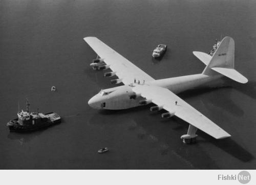 Самый большой в мире деревянный самолёт в мире. Hughes H-4 Hercules (Spruce Goose - Еловый Гусь). Построен за 13 млн. долларов и взлетел всего лишь раз, для испытаний. 
Википедия: "Хьюз H-4 Геркуле́с (англ. Hughes H-4 Hercules) — транспортная деревянная летающая лодка, разработанная американской фирмой Hughes Aircraft под руководством Говарда Хьюза. Этот 136-тонный самолёт, первоначально обозначенный как НК-1 и получивший неофициальное прозвище Spruce Goose («Щёголь, Пижон», дословно «Еловый гусь»), был самой большой когда-либо построенной летающей лодкой, а размах его крыла и поныне остаётся рекордным — 98 метров. Он был предназначен для транспортировки 750 солдат при полном снаряжении.

В начале Второй мировой войны правительство США выделило Хьюзу 13 миллионов долларов на изготовление прототипа летающего судна, но к окончанию военных действий летательный аппарат готов не был, что объяснялось нехваткой алюминия, а также упрямством Хьюза, стремившегося создать безупречную машину. Самолёт Hercules, пилотируемый самим Говардом Хьюзом, совершил свой первый и единственный полёт только 2 ноября 1947 года, когда поднялся в воздух на высоту 21 метр и покрыл приблизительно два километра по прямой над гаванью Лос-Анджелеса. После длительного хранения самолёт был отправлен в музей Лонг-Бич, Калифорния. В настоящее время является экспонатом музея Evergreen International Aviation в Макминнвилле (Орегон), куда был перевезён в 1993 году."