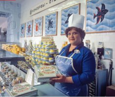 ссср в лучшие свои годы. в конце был такой дифцит (голосов райкина), что иношда даже хорошо что этому бардаку пришел конец. ))) в ссср были деньги- не было на что их потратить- сейчас нет денег- покупай что хочешь