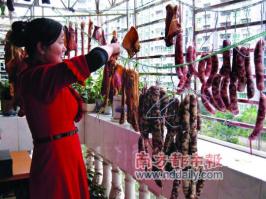 Не фотошоп, но и не бекон. Большинство китайских семей с наступлением зимы делают домашние колбаски "Сян чан". Хорошо очищенные свиные кишки забивают фаршем и на всю зиму вывешивают на балкон или просто на улицу для "созревания". В сыром виде не употребляется - перед употреблением колбаски приготавливаются в пароварке.