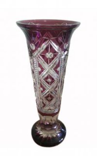 Ваза декоративная Выдувальщик Курцаев В.Ф., шлифовщик Калагин И.А. 
Хрусталь с надцветом, алмазная грань, полировка. Н=37 см. 
Это был двоюродный брат моего прадеда)) Калагин Иван Алексеевич (1899-1967), художник прикладного искусства. Представитель трудовой династии мастеров завода «Красный гигант» в Никольске. Его отец Алексей Матвеевич работал шлифовальщиком, дед Матвей Иванович славился узорами по стеклу. Иван Алексеевич много лет проработал в гранильном цехе, в 1938 г. участвовал в изготовлении хрустального фонтана «Колос» для Всемирной выставки в Нью-Йорке. 
Автору респект, спасибо что напомнил