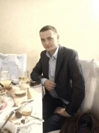 А я чувака знаю, похож на него.))