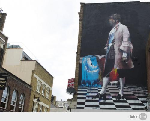 Интересно:) У нас в Бристоле тоже граффити видимо этого же художника. 
Слева Бристоль, справа Лондон