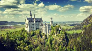 Вот был недавно в том замке Нойшванштайн! Красивый очень, так же Кольмар город во Франции очень красивый, лучше чем на фото)