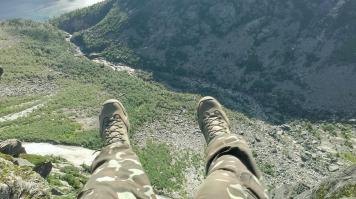 А вот это сидя на самом краю этого языка тролля ))) вниз где-то метров 800 лететь, не меньше.