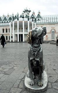 Памятник Биму, стоящий около кукольного театра в Воронеже (есть такая книга и фильм по ней "Белый Бим черное ухо", очень трогает за душу)