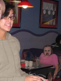 Вот эта девушка особенно поразила))) А что интересно в стакане ... вставная челюсть?