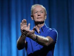 Обнаженная женщина застряла в дымоходе камина