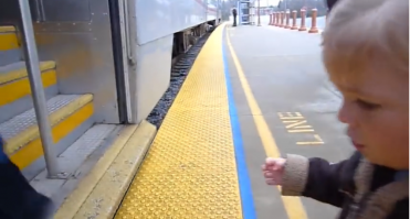 Девочка очень милая.
А еще обратил внимание на удобные ступеньки и отсутствие зазора между перроном и поездом.