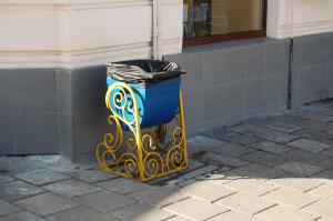 Украину охватила очередная волна патриотизма - повсеместно мусорники перекрашиваются в цвета национального флага. То, что тем самым мусорник символизирует государство, патриотов не останавливает ...