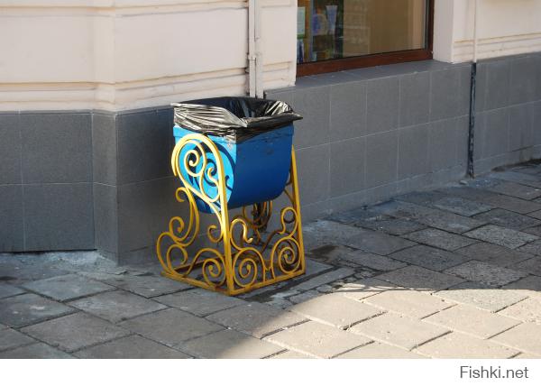 Украину охватила очередная волна патриотизма - повсеместно мусорники перекрашиваются в цвета национального флага. То, что тем самым мусорник символизирует государство, патриотов не останавливает ...