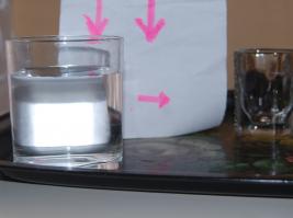 а я вот совсем не физик, просто сходил и проверил. всё дело в расстоянии на котором находится бумажка со стрелкой