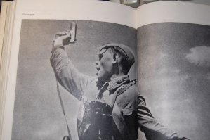 1-й том воспоминаний Жукова вышел в 1974-м году. В набор книга была сдана в марте, до обращения родственников Еременко 

вообще же на петлице явно видно два куба, что соответствовало званиям лейтенант и младший политрук, следовательно комбатом этот человек никак быть не мог. ранее это фото называлось "Командир"

не исключаю, что в том в "политрука" этот сильный снимок переименовали из желания польстить Брежневу, который в войну был политработником.