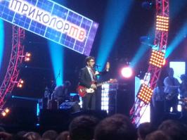 Сюткин красавец! Сразу видно спец на сцене. Был на концентре где он выступал - в любом случае найдет что сказать и как выкрутиться. Не то что молоденькие ведущие ! МОЛОДЕЦ ! Один из немногих моих любимых артистов! Также был свидетелем когда он спасал девочку с фабрики когда у нее не работал музон )