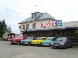 Парковка у кафе. Какой из автомобилей, по-вашему, на ней лишний?