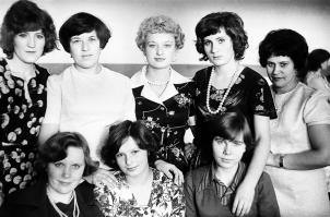 Тем более смешнее Ваши слова про все натуральное В 60-е (особенно для фотографии, на публику!) Нейлоновая рубашка, кримпленовое платье, каприновые чулки, болоньевый плащ - это все оттуда! Вот примерно из такого платья(или остатков ткани) и смастерили бабушке обновку! Мне почти столько же лет, поэтому считаю дискуссию бессмысленной Вам удачи!