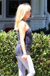 Ну хоть убейте меня, где тут красивая фигура? Вот на этой фотке? А так в ее возрасте одеваться, видимым становится и отсутствие ума!