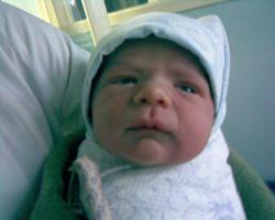 Сейчас как открою свои большие синие глаза, так у вас полные штаны ужаса будут!)))
А если серьезно, то просто детей любить надо по настоящему, не слепой всепожирающей любовью,а нормальной, человеческой и все они простят, все поймут! Ну, а если не любить, тогда и заводить не надо, детки  обязательно должны быть любимыми, ИМХО!