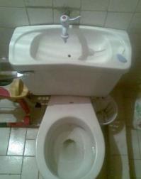 Это никто не чинил, конструкция такая - комбоунитаз называется!