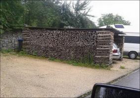 Где и как хранить дрова на даче