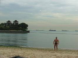 Вот примерно тут я и купался, рядом с домиками на сваях.... И места для купания действительно били огорожены, и купался я не один... (вначале)