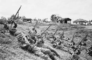 Лётчики Люфтваффе впервые столкнулись с подобным огнём с земли, когда начали войну с СССР. В то время, как они бомбили Англию, то практически всегда возвращались без единой царапины: солдаты Великобритании стреляли по самолётам исключительно из зенитных орудий, приведение которых требовало времени, за которое немецкие штурмовики успевали скрыться из сектора обстрела. Красноармейцы в это время умудрялись сбивать штурмовики и истребители из Мосинок. Вот так вот)))