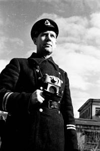 А всё благодаря этим людям, и многим таким же, который почти всегда были за кадром и также гибли на поле боя, сжимая в руке вместо приклада фото или кинокамеру!Земля вам пухом!Спасибо за историю вашими глазами!