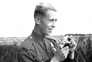 А всё благодаря этим людям, и многим таким же, который почти всегда были за кадром и также гибли на поле боя, сжимая в руке вместо приклада фото или кинокамеру!Земля вам пухом!Спасибо за историю вашими глазами!