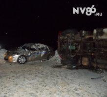 Сотрудник полиции подставил свою патрульную машину под грузовик, чтобы спасти детей. Заместитель командира роты ДПС Дмитрий Шпак сопровождал 2 автобуса, двигавшихся из Новоаганска в Нижневартовск.

Приближаясь к 85-му километру трассы «Нижневартовск – Радужный», сопровождавший колонну полицейский, заметил как на встречу двигаются 2 грузовика «Хово» со щебнем. Водитель впереди идущего большегруза стал снижать скорость. Следующий за ним шофер, затормозить не успел. От удара в заднюю часть первый грузовик понесло на встречную полосу. Как сообщили нам в ГИБДД Нижневартовского района, у Дмитрия Шпака было достаточно времени, чтобы спастись, свернув в кювет. Но он решил принять удар на себя.

От столкновения «Хово» со щебнем перевернулся. Автобусы, в которых находилось порядка 90 детей, успели затормозить. Благодаря невысокой скорости, достаточной дистанции и героическим действиям полицейского, в них никто не пострадал.