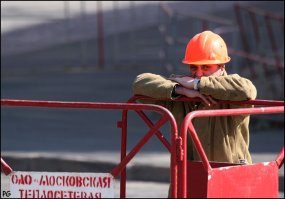 Посвятил работе простых людей, ну-ну...складывается впечатления, что у нас почти все работают мелким офисным планктоном.