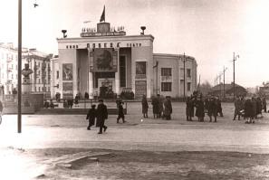 Привет землякам! Вот старая фотка площади Победы - здесь памятник Шилину стоял не напротив, а рядом с кинотеатром еще