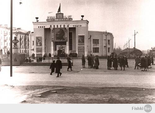 Привет землякам! Вот старая фотка площади Победы - здесь памятник Шилину стоял не напротив, а рядом с кинотеатром еще