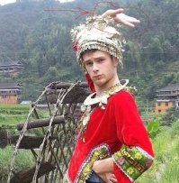 зачем ему человеческая рука на шапке...???