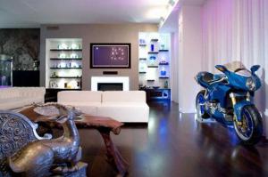 вот от этой комнаты - блевать хочется. Нагромождение всевозможных стилей. деньги есть - ума не нужно. ну а в челом о доме - очень дорого, но без изюминки.