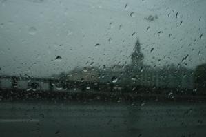 Ленинградская погода, дождь, да дождь, да снова дождь
 Мокнет плащ у пешехода - ты куда мой друг идешь?
 Ты уже промок до нитки и в тепло не веришь сам
 Капли, сизые улитки, все ползут по волосам 

Подожди меня, прохожий, забери меня с собой
 В старой, маленькой прихожей обогрей и успокой 
Чтоб увидеть без опаски, чтоб в замен дождя вокруг
 Есть еще слова и краски, цвет уюта, жизни звук .

Круг друзей, веселый ужин, бесшабашный поздний гость
 Все разбрызгалось, как лужи, растеклось и разошлось.
 Дождь унылый, дождь проклятый, прохожу проспектом, где
 Телефоны - автоматы, как паяцы, спят в воде

Мокнет плащ у пешехода - ты куда мой друг идешь?
 Ленинградская погода, дождь, да дождь, да снова дождь.