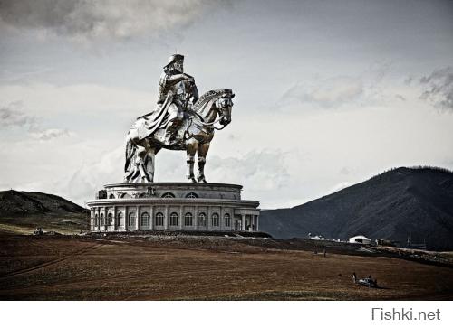 Самая большая конная статуя в мире . Мемориал Чингиз-хана в Эрденэ . Единственное в мире изваяние такого размера из нержавеющей стали.