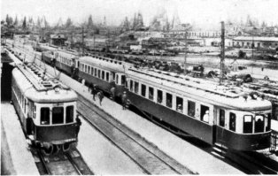 Не надо врать. 
В СССР первые электропоезда начали эксплуатироваться в 1926 году на линии Баку — Сабунчи — Сураханы (постоянный ток, напряжение 1200 В).

29 августа 1929 года началось движение электропоездов серии С на линии Москва — Мытищи (постоянный ток, напряжение 1500 В). С 1937 по 1958 гг. советские электропоезда серии С работали как на напряжении 1500 В, так и на 3000 В, переключение электрооборудования на другое напряжение происходило на станциях стыкования.